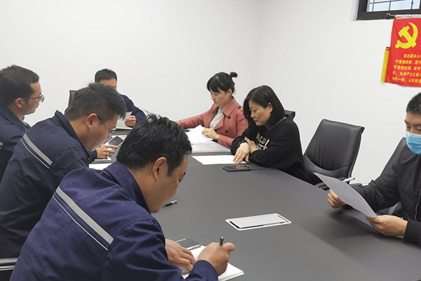 보다 직원 2명이 명예롭게 중국 공산당에 입당했다.